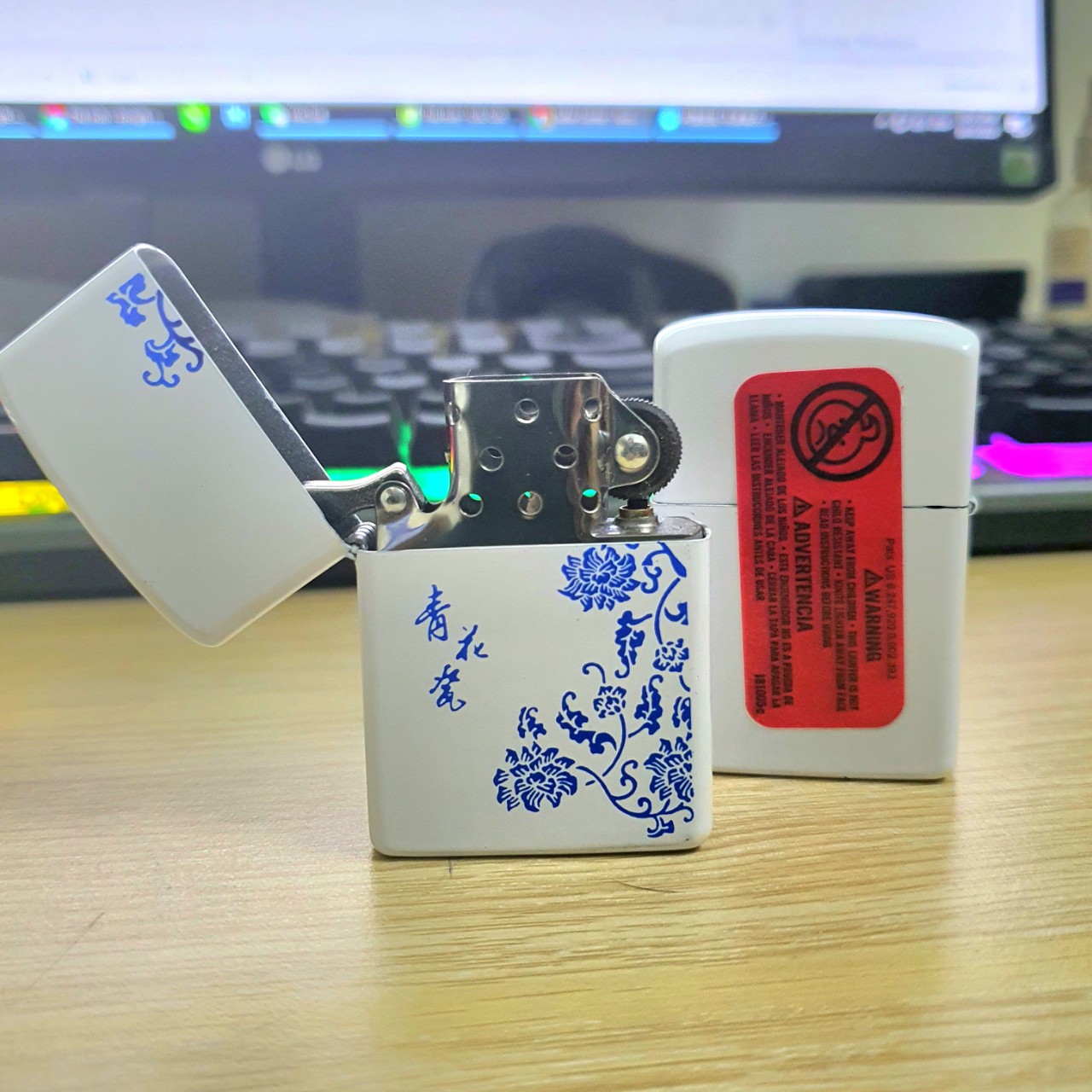 Bật Lửa Zippo Trắng Hoa Văn Xanh Đời La Mã ( Tặng Kèm Đá Bấc )