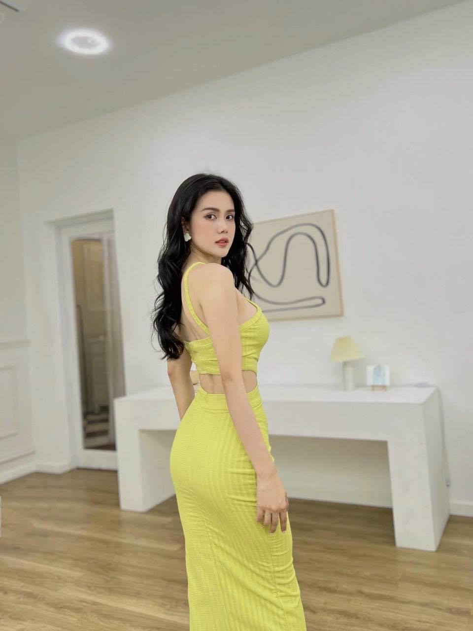 Đầm yếm maxi ôm body chéo khoét 2 bên eo cực xinh , chất thun gân mềm mịn