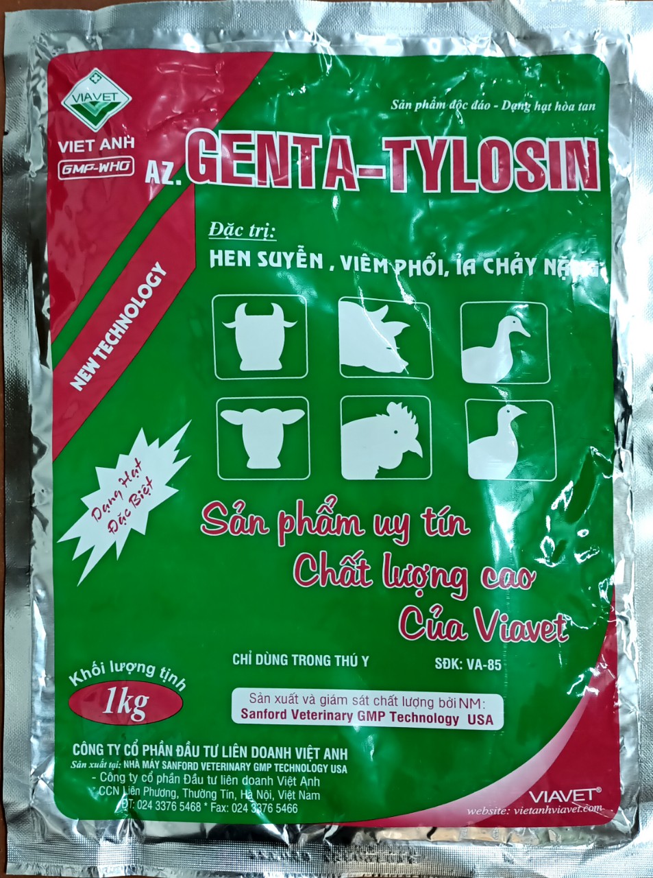 U qizning külotlarini tushirdi va uning katta qoli bilan uni eshakda sikdi