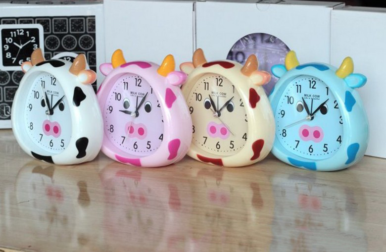 đồng hồ để bàn báo thức cute