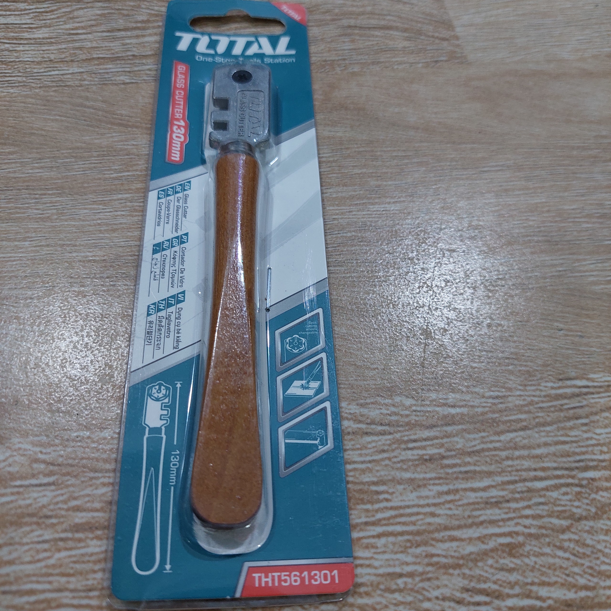 Dao cắt kiếng total tht561301 | dụng cụ bẻ kính tay cầm bằng gỗ, lưỡi cắt kính có 6 bánh cắt, chiều dài: 130mm, tổng chiều dài cắt 3000x6 = 18000m cắt kính, nhôm, thủy tinh, kiếng, gạch men