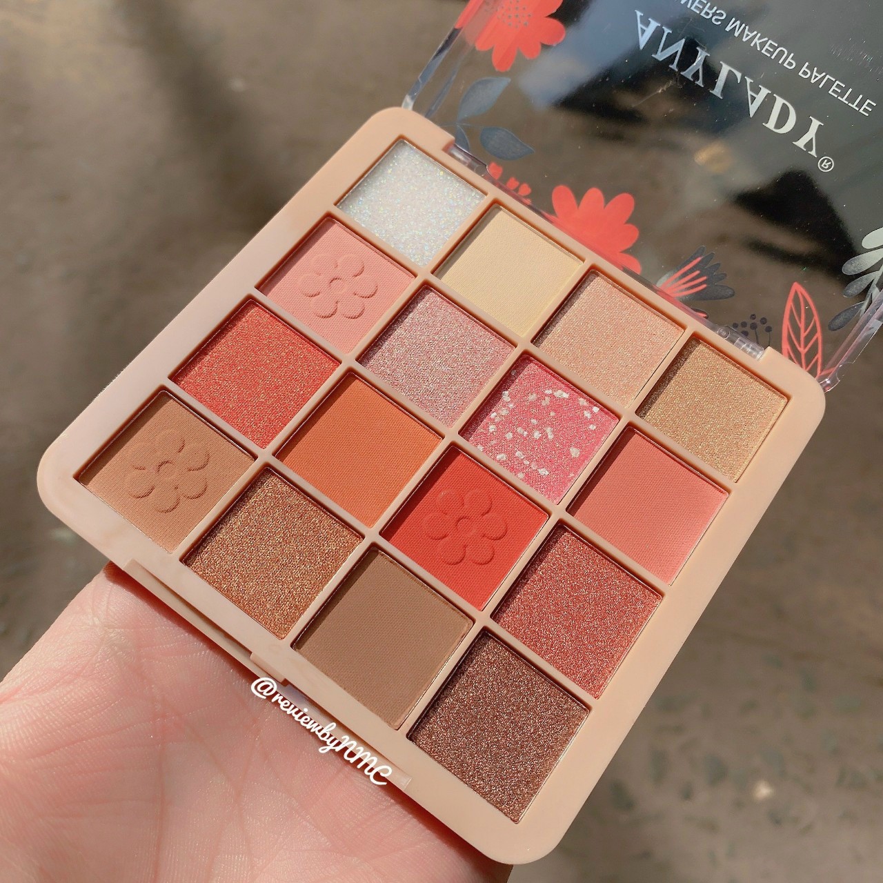 Phấn Mắt AnyLady Flowers 16 ô Hoa Cúc Nội Địa Trung