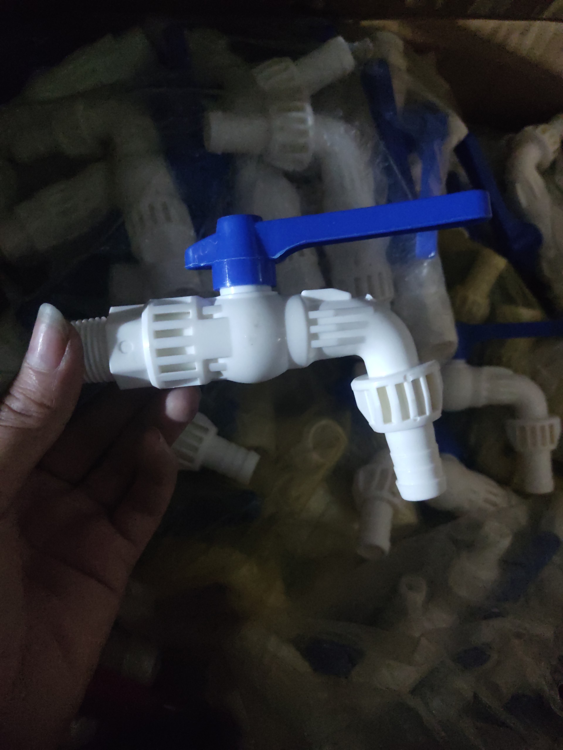 Vòi Nước Nhựa Vòi Hồ Nhựa Trắng Tay Gạt Xanh Xả Nước Ren 21 Và 27
