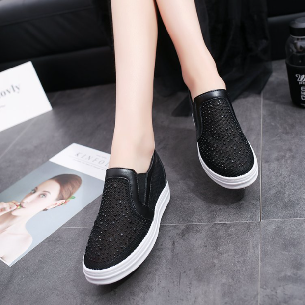 Giày slip on đế độn phối lưới nạm hột màu đen