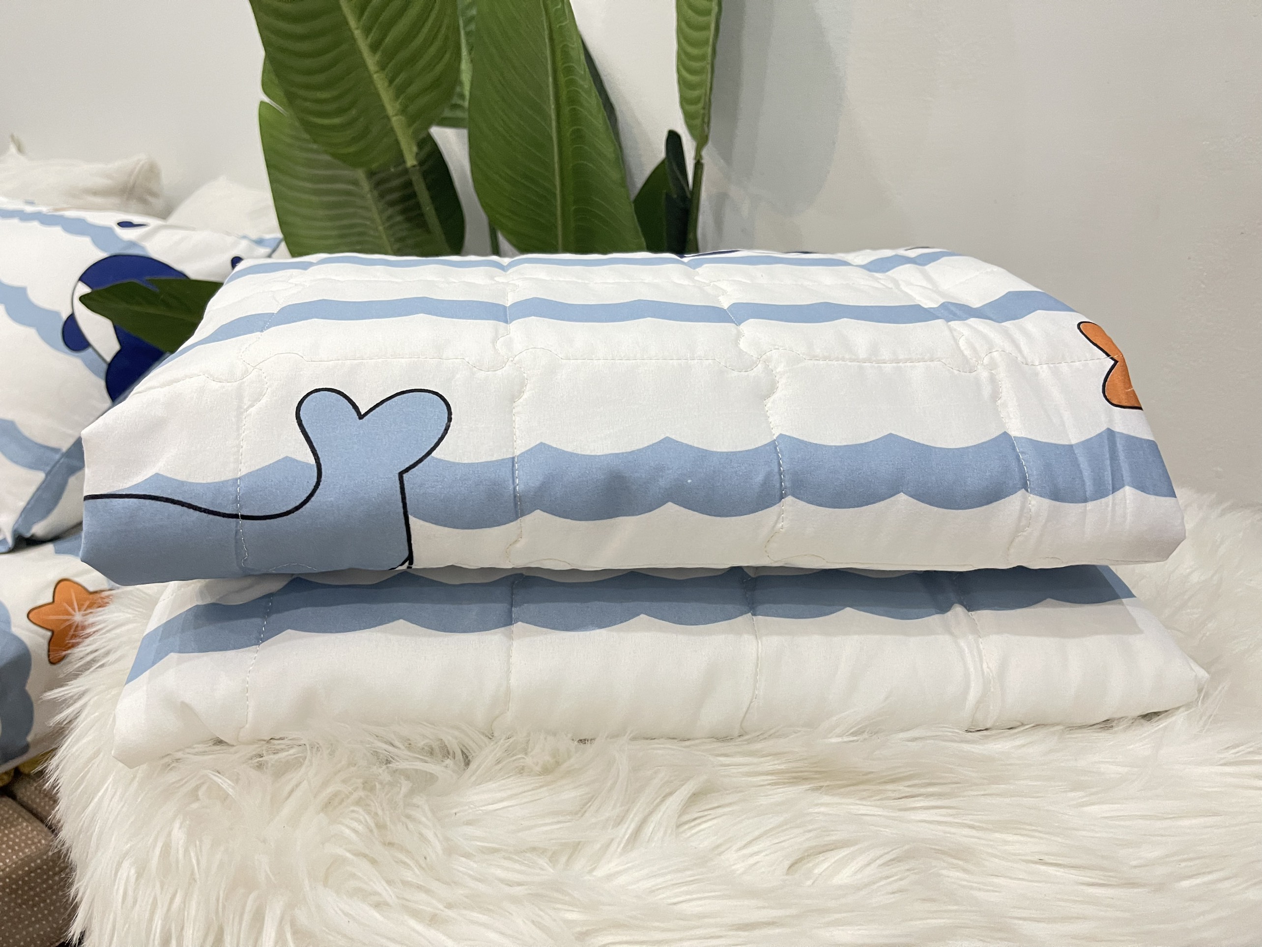 Set Ga Gối Mẫu Cá Heo Kẻ Xanh P67 ( Gồm 1 ga bo chun, 2 vỏ gối nằm, 1 vỏ ôm )