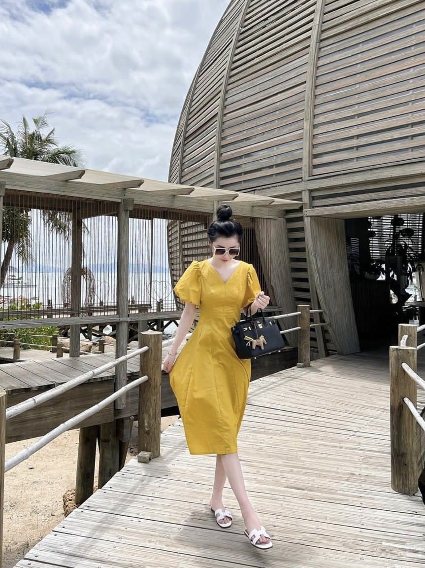 Đầm vàng xòe cổ V tay ngắn bồng LS_DN559