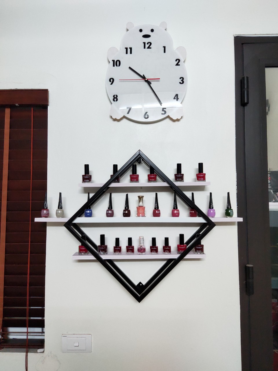 Kệ nail đựng sơn kèm khung vuông trang trí cửa hàng - salon nail
