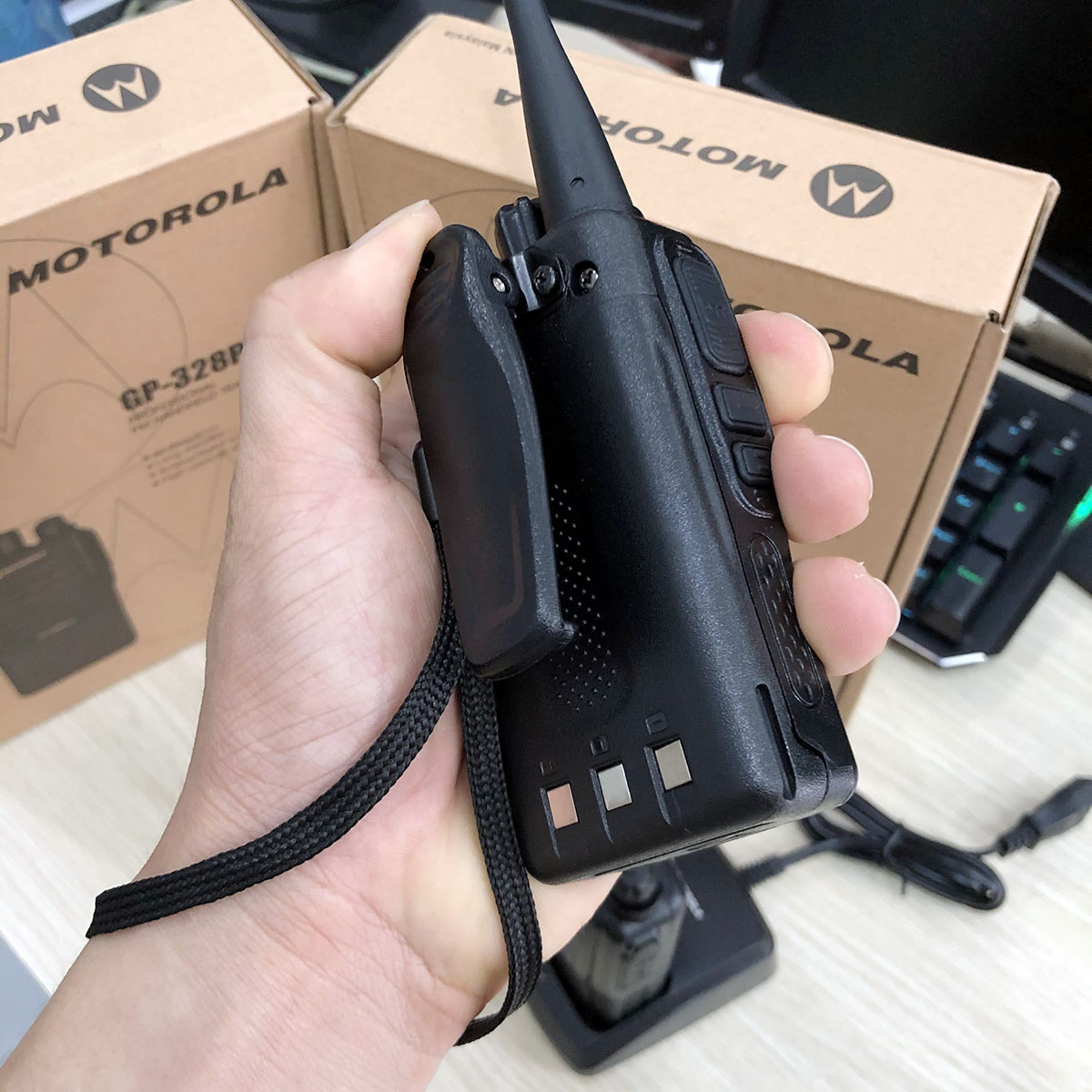 Two way radio Motorola gp-328plus compact version. Large Capacity help break the obstructions good, continuous talk 72 hours-imports