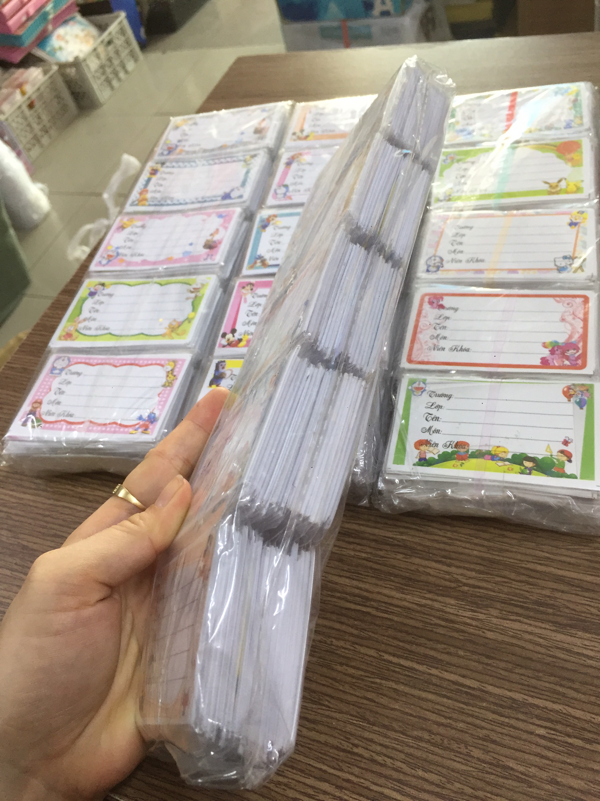 Dán nhãn vở, tập - Lốc 500 nhãn