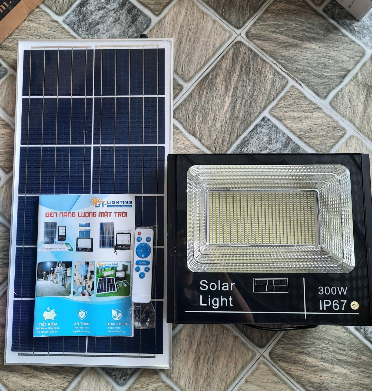 Đèn pha năng lượng mặt trời 300w