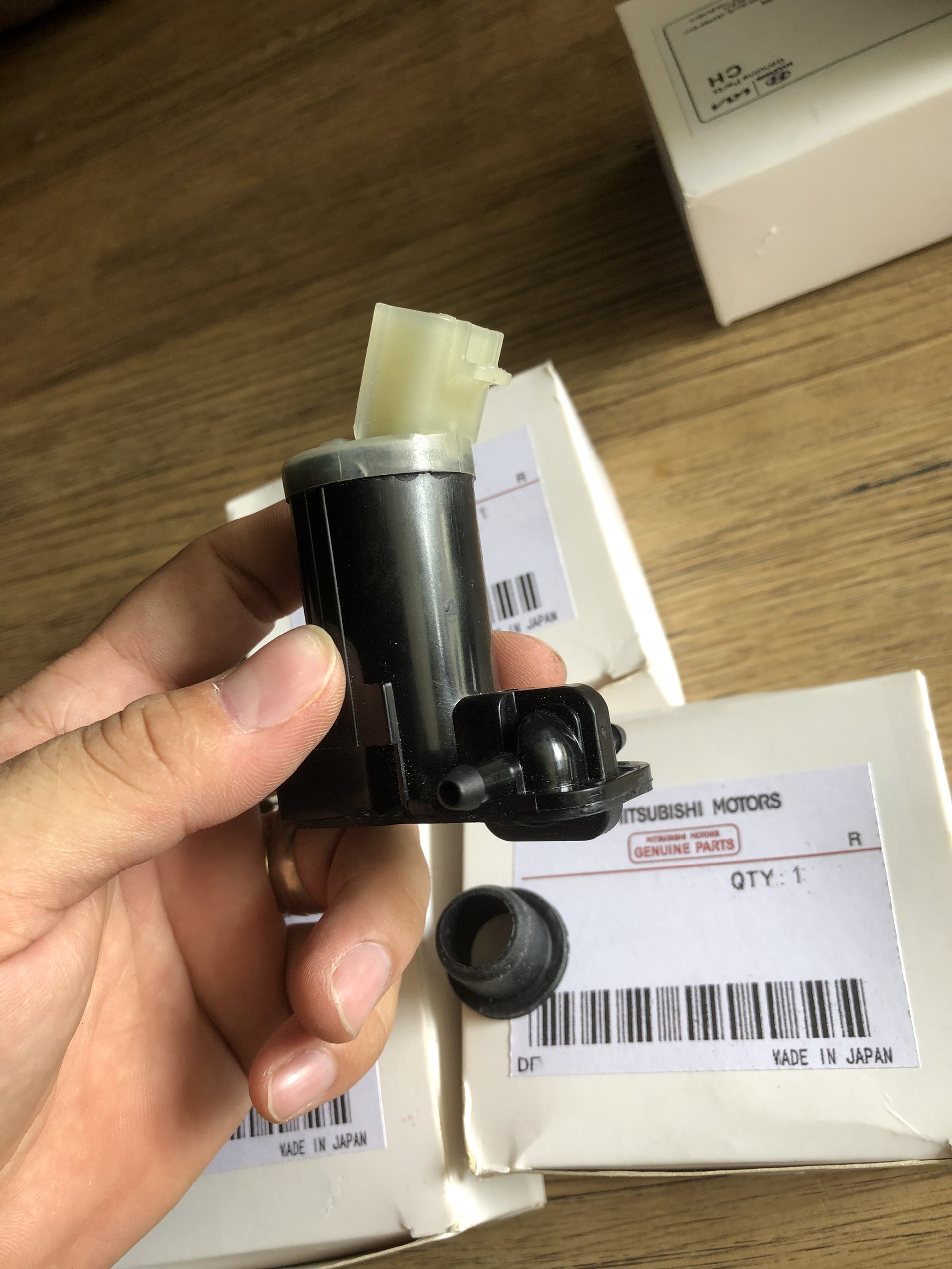 MÔ TƠ BƠM XỊT NƯỚC RỬA KÍNH MITSUBISHI XPANDER