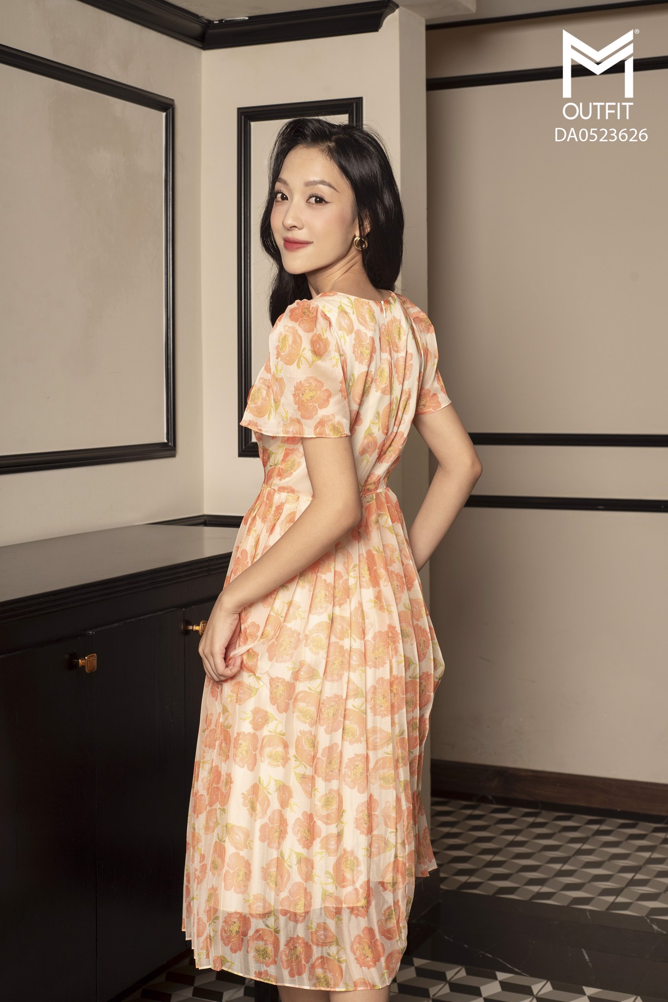 ĐẦM XẾP LY, NƠ NGỰC