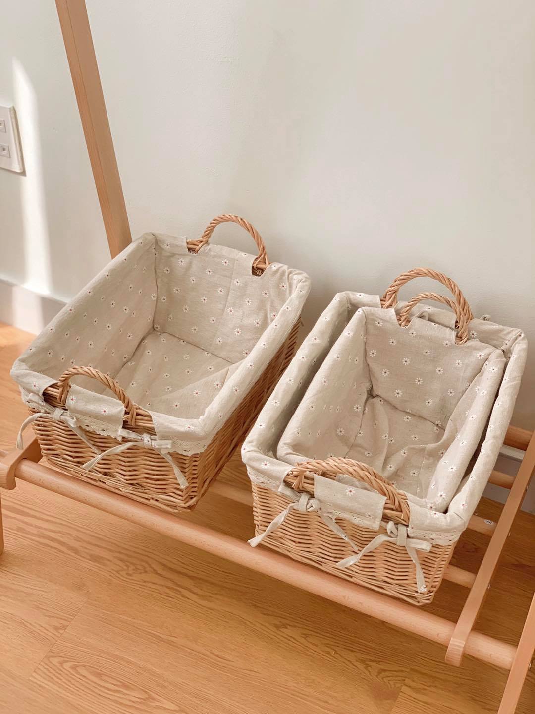 Giỏ mây lót vải hoa cúc