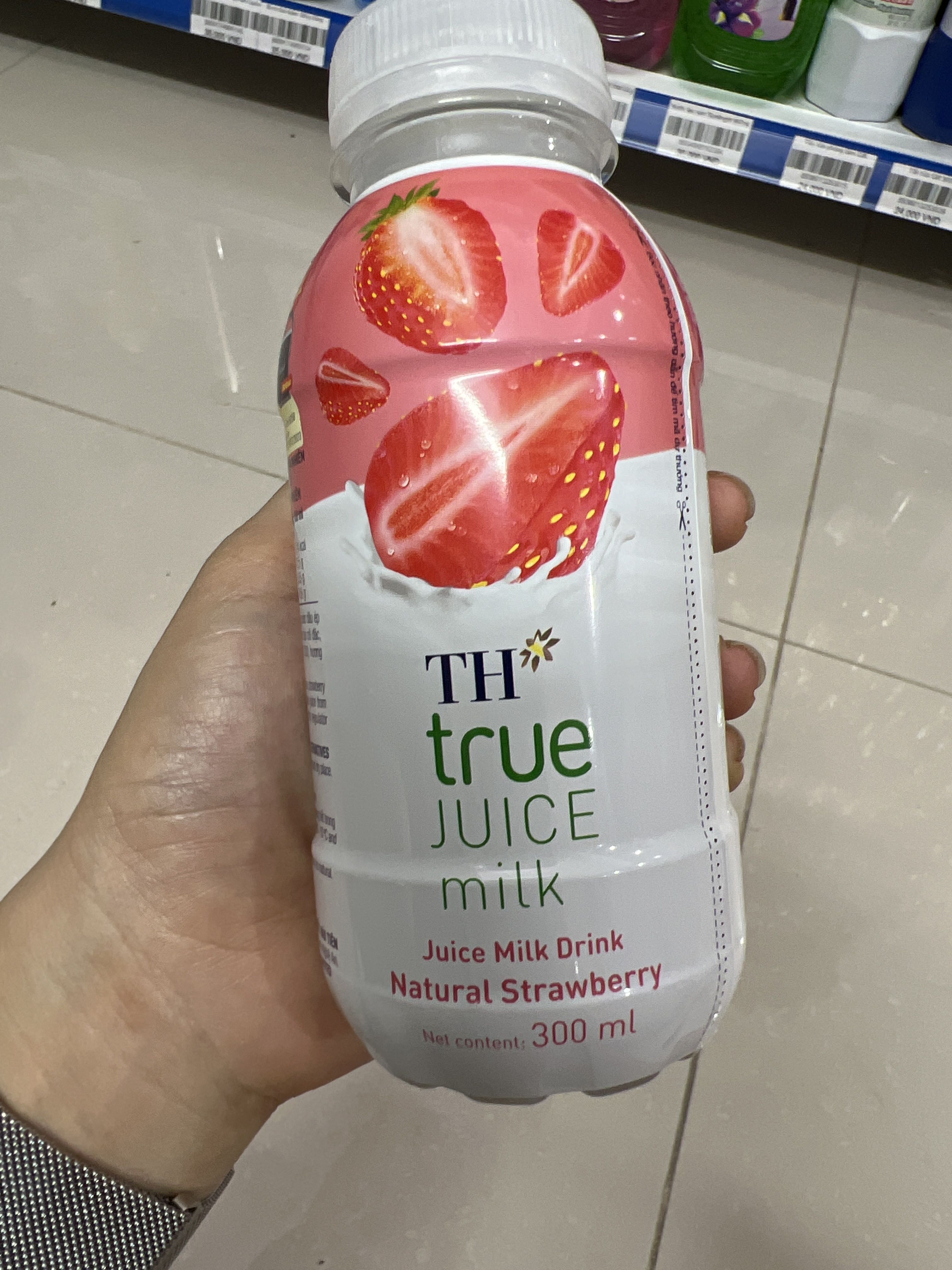 TH TRUE JUICE MILK TH true milk vị Dâu 300ml