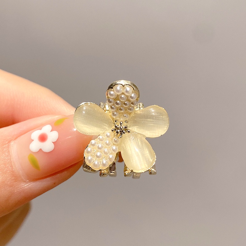 Small ponytail hair clip decorated with opal pearls.