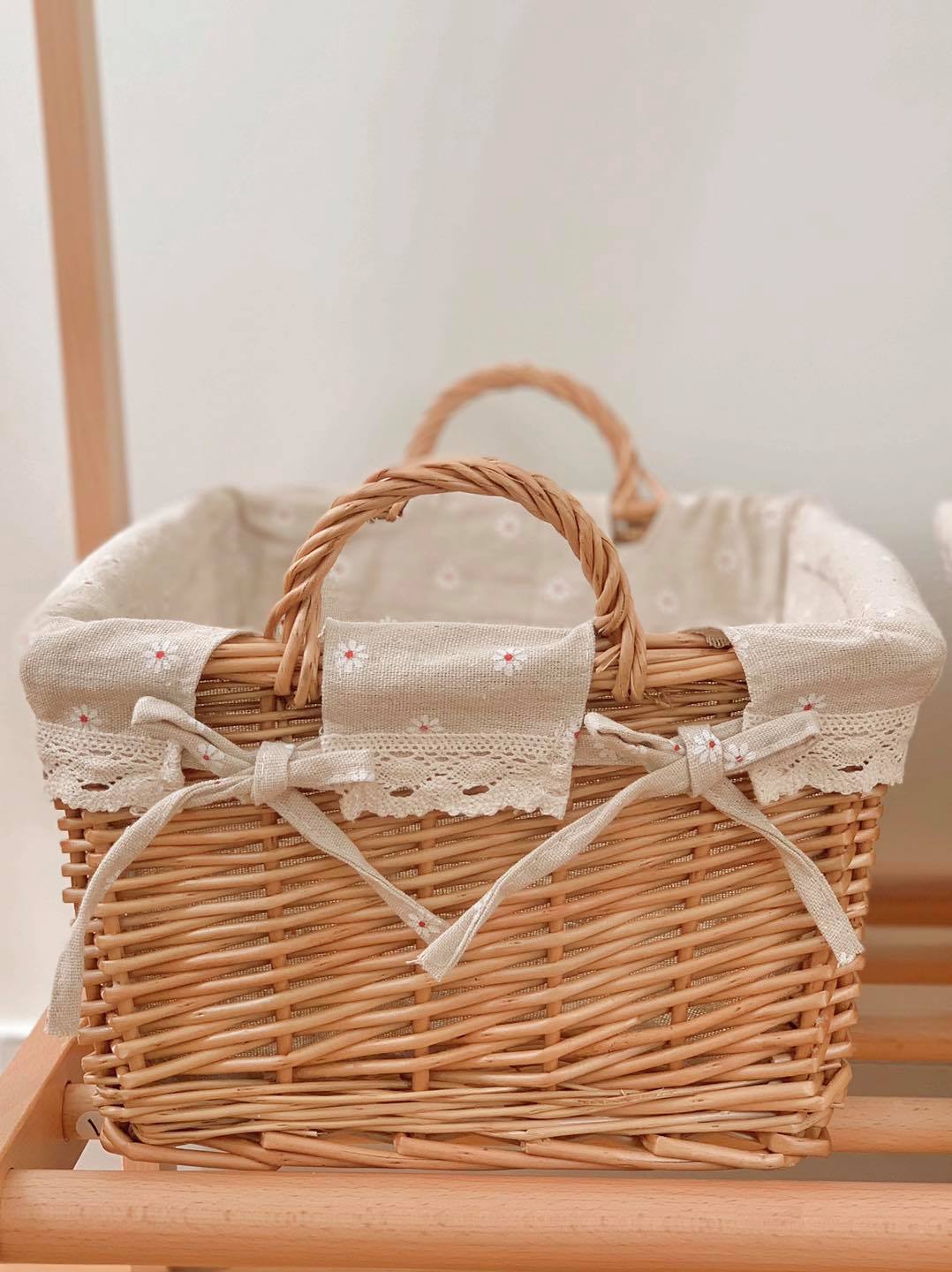 Giỏ mây lót vải hoa cúc
