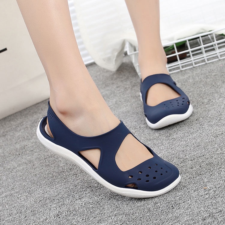 Giày sandal nhựa mềm đế bằng đục lỗ 2022 thời trang đi biển cho nữ