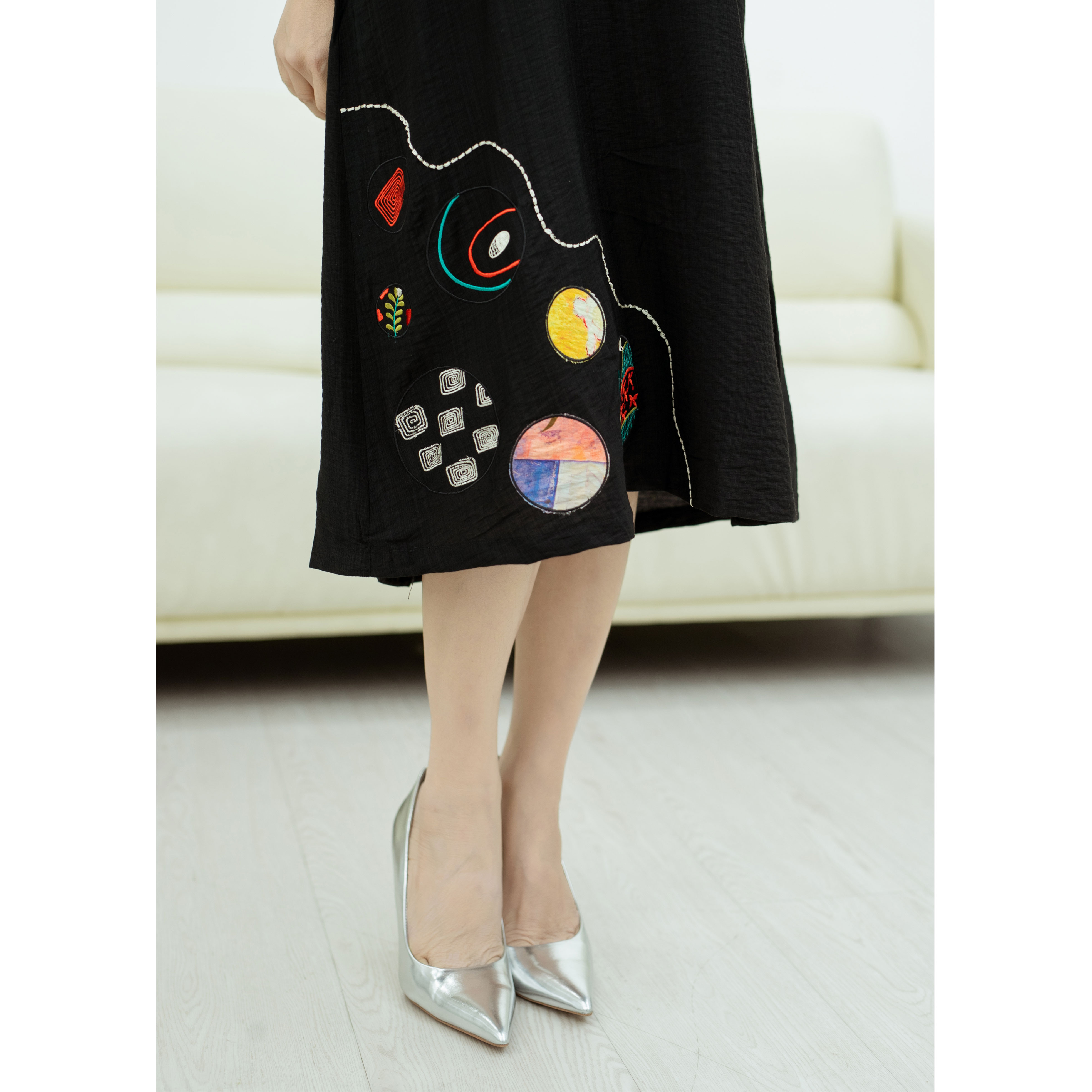 SWANLAKE | Đầm Phom A Thêu Đắp Vải Lụa Hàn - D10450LW01