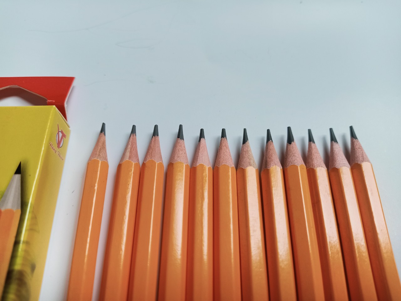 HỘP 12 CÂY BÚT CHÌ THÂN VÀNG 2B GSTAR
