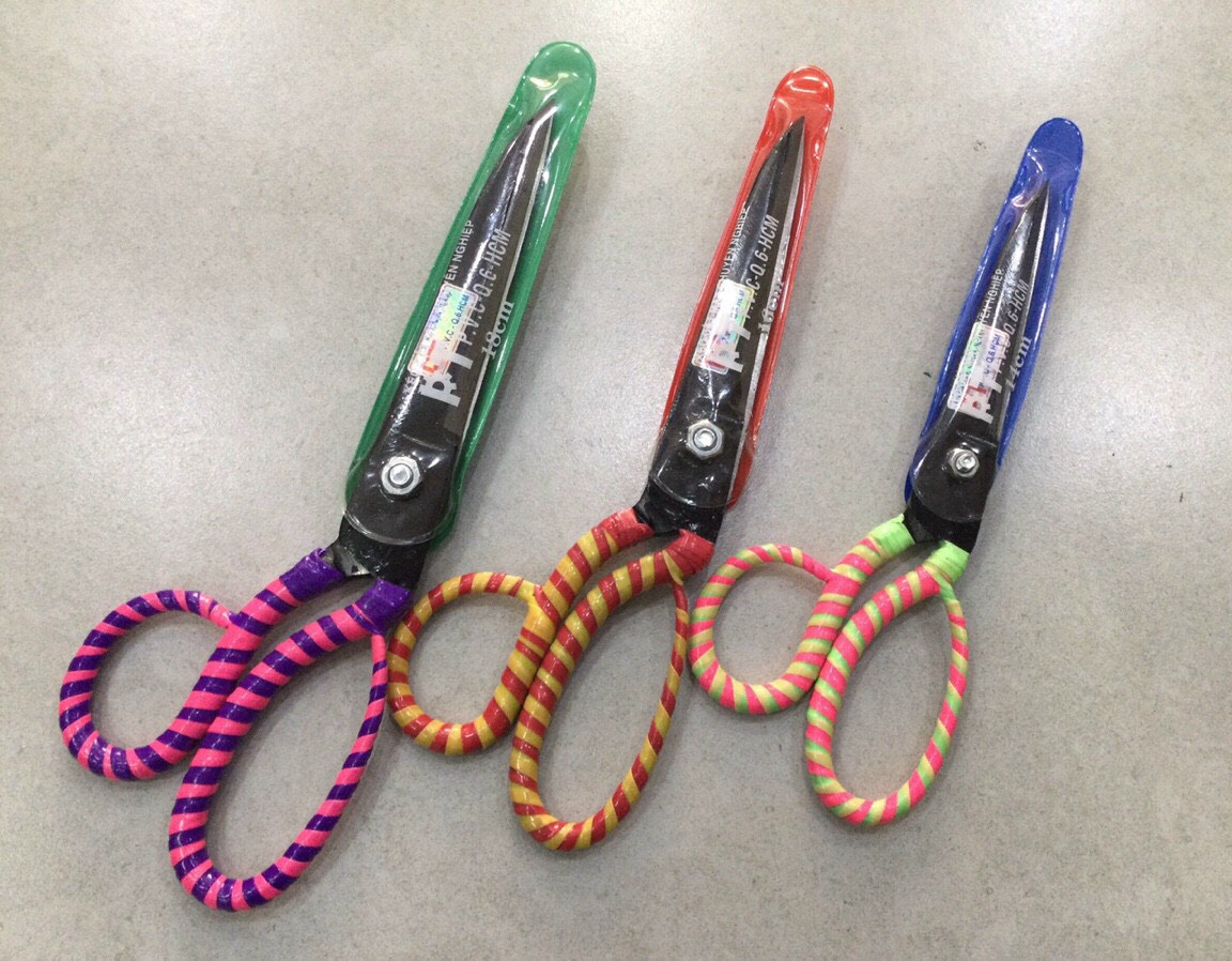 Kéo cắt vải pt có 3 size số 1 chiều dài lưỡi 1 tất 4, số 2 chiều dài lưỡi 1 tất 6, số 3 chiều dài lưỡi 1 tất 8