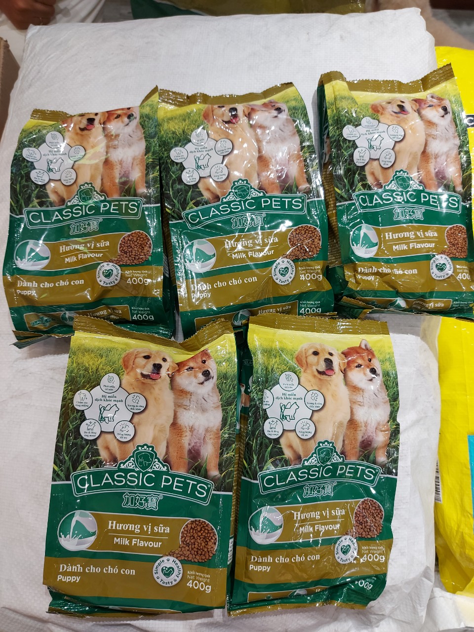 Thức ăn hạt Classic Pets cho chó con và chó lớn vị bò, sữa - gói 2kg