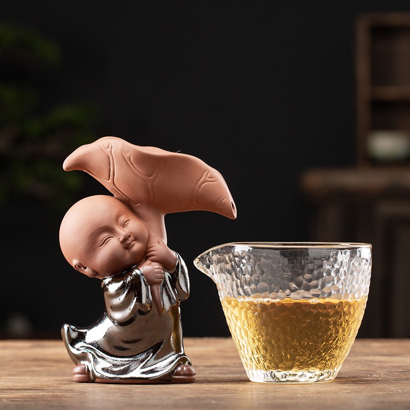Chú Tiểu cầm Lá Sen— bộ lọc trà.