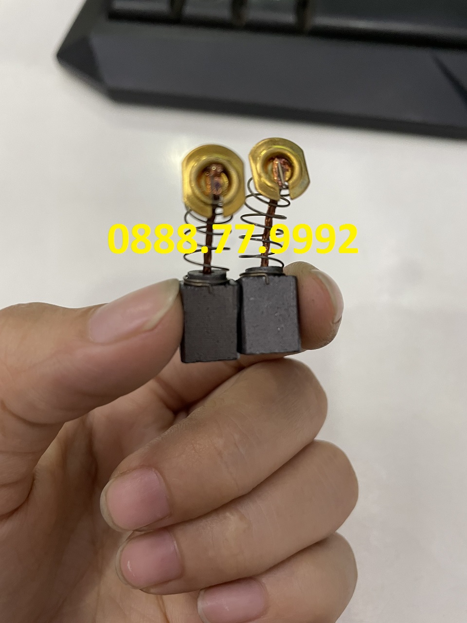 Chổi than cua máy khoan đục total tht118366 1800w