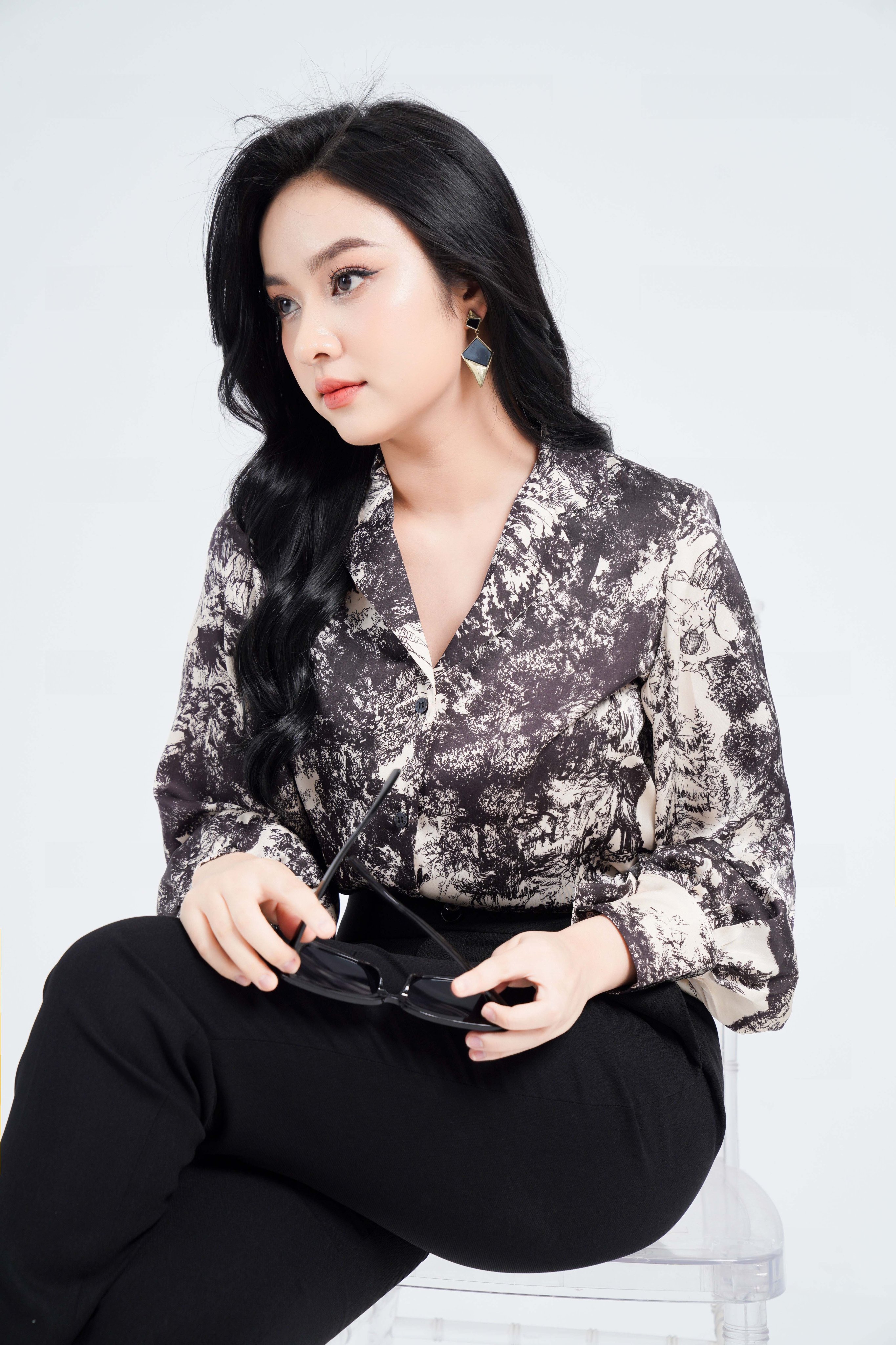Áo sơ mi nữ chất liệu lụa họa tiết nâu đen VENUS