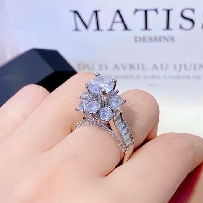 [HCM]Nhẫn nữ nhẫn đính đá sang trọng quý phái nhẫn hoa tuyết hoa mai đá pha lê cao sáng nhẫn vàng non bạch kim thời trang Trang Sức Miga N123 mang lại sự nữ tính quyến rũ - CAM KẾT KHÔNG ĐEN 1 ĐỔI 1 NẾU HÀNG BỊ LỖI