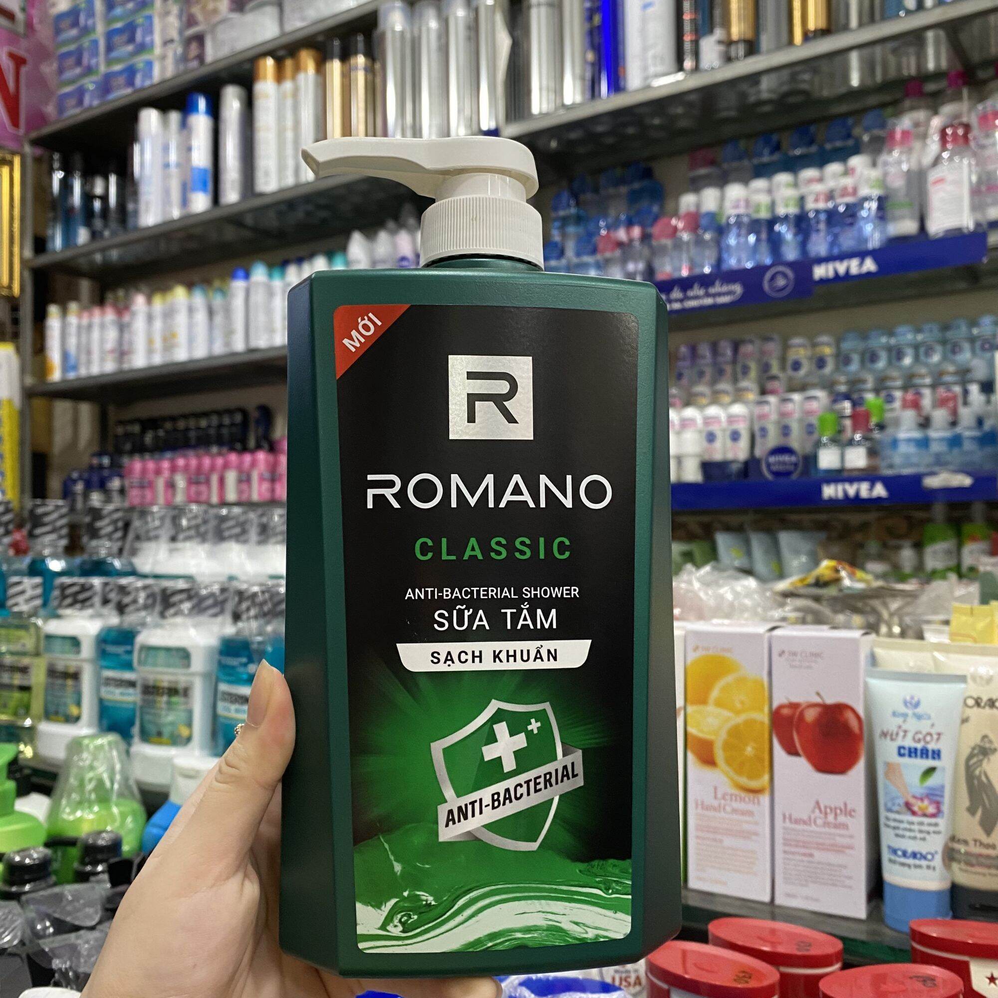 Sữa tắm nước hoa Romano Classic sạch sảng khoái 650g