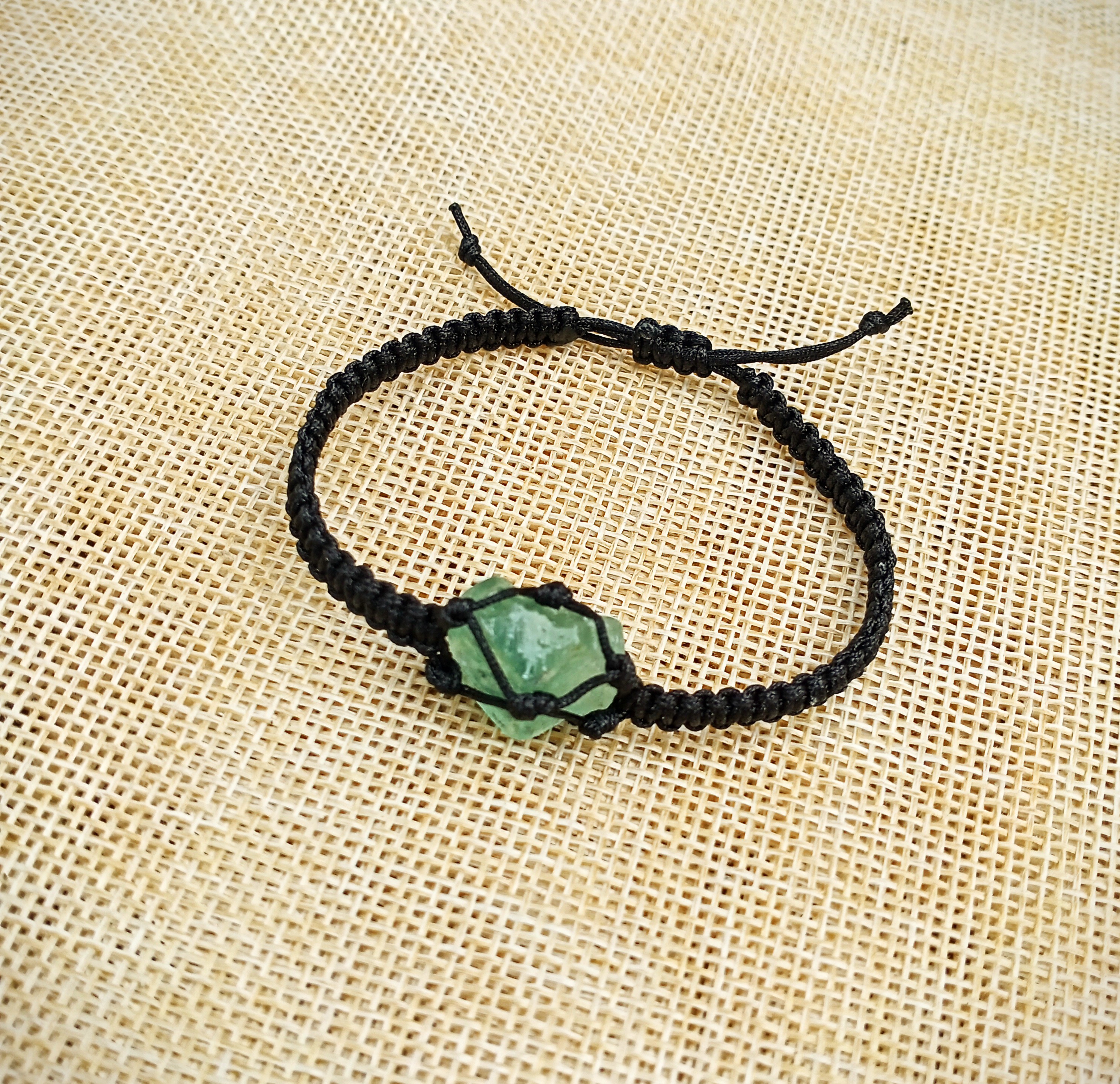 Vòng tay đá flourite xanh bạc hà đan macrame