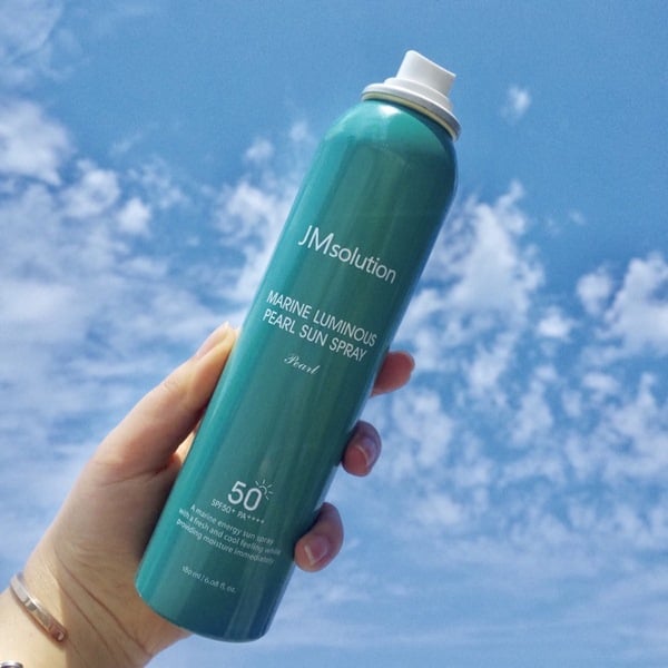 Xịt Chống Nắng Nâng Tone Da JM Solution Luminous Sun Spray 180ml