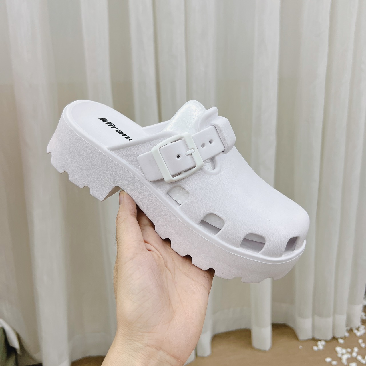 Sục nữ đế cao 5cm , hàng cao su đúc phối khuy cài