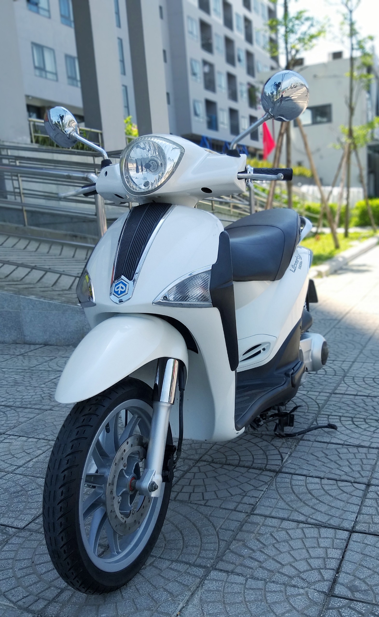 Tem rời liberty xanh đỏ xe trắng