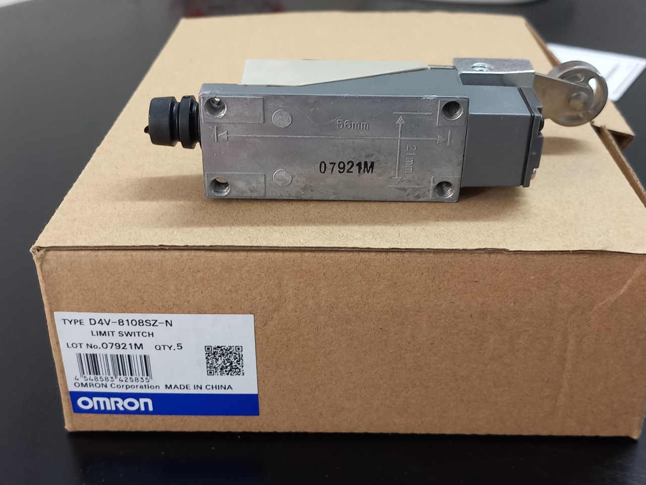 Công tắc hành trình D4V-8108SZ-N