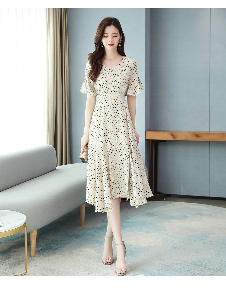 Váy xòe chấm bi có xẻ chân váy