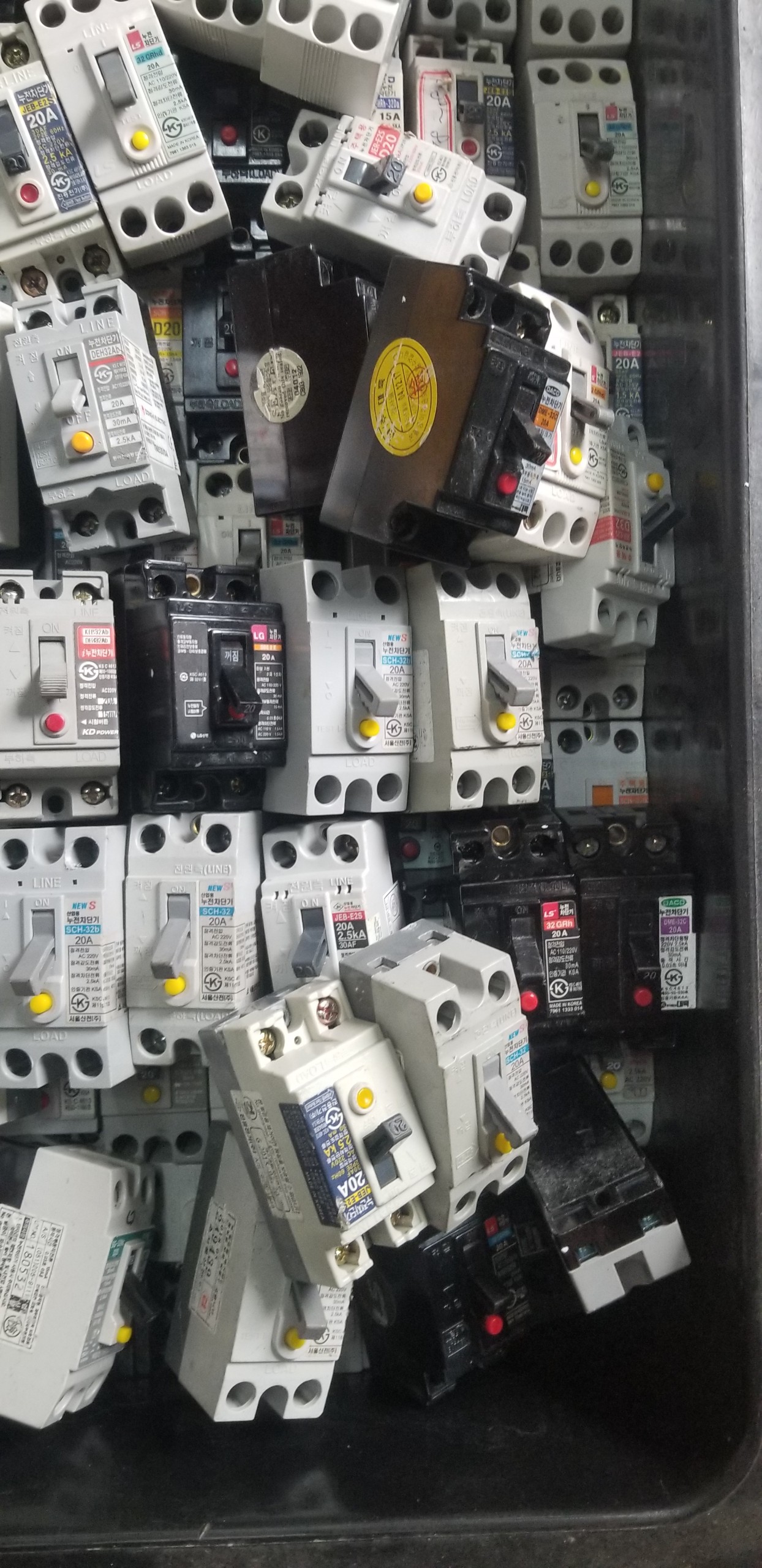 Aptomat CB chống giật 15, 20, 30A hàng bãi