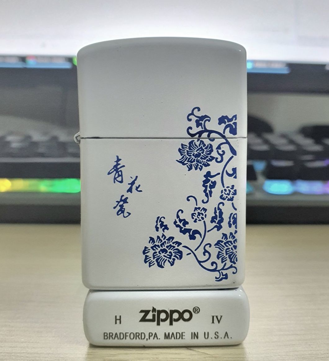 Bật Lửa Zippo Trắng Hoa Văn Xanh Đời La Mã ( Tặng Kèm Đá Bấc )