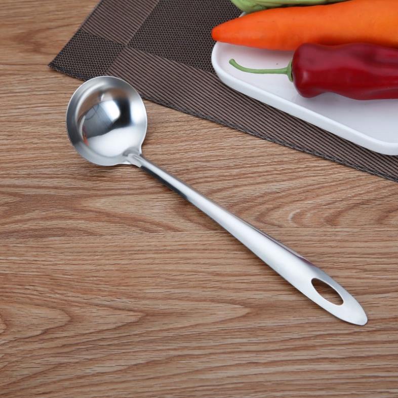 Môi múc canh inox có thủng và không thủng