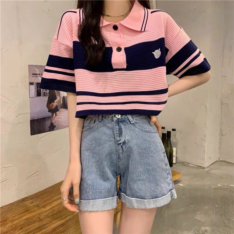 Áo len croptop kẻ ngang cổ bẻ logo form rộng