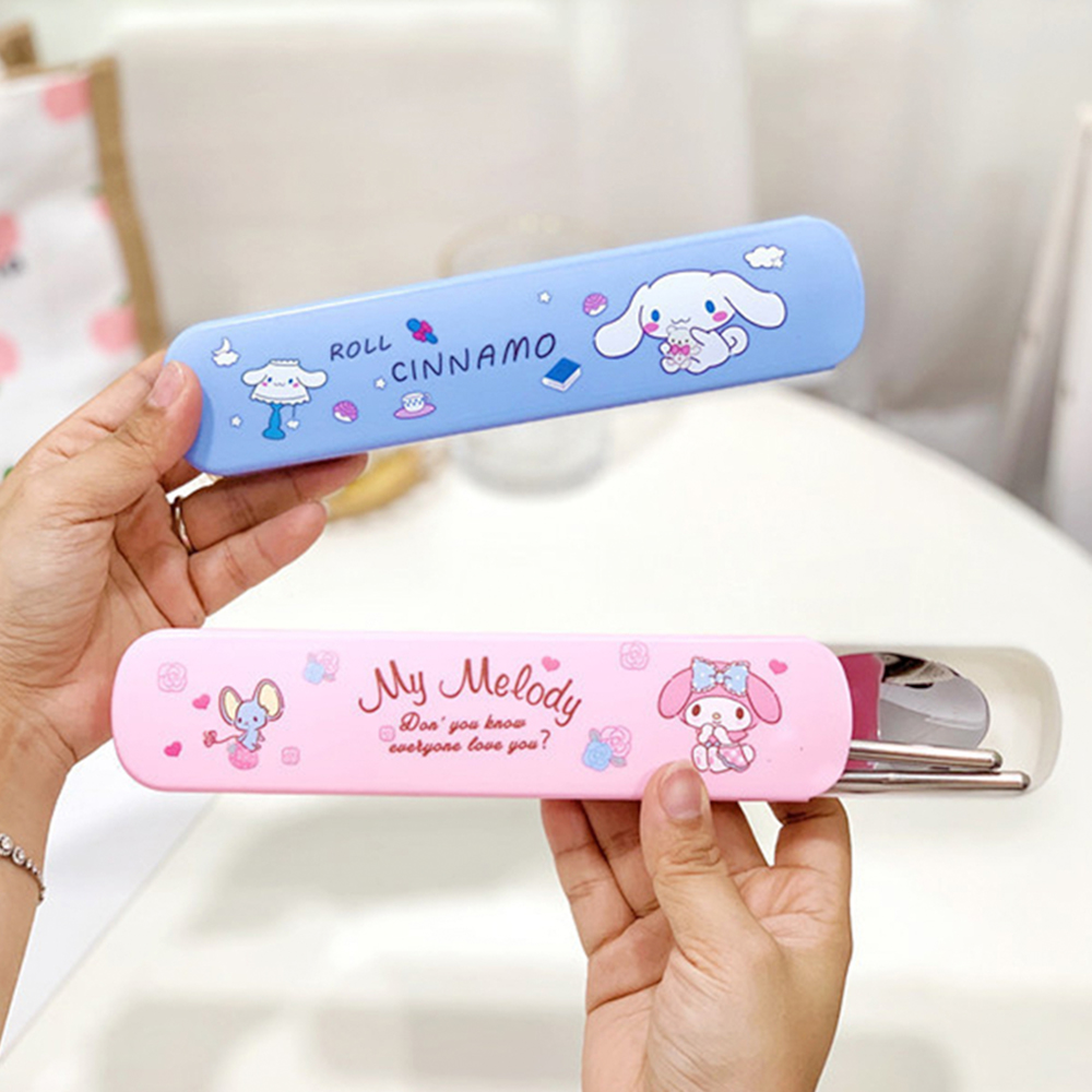 Hourser 2 cái muỗng Bộ dụng cụ ăn dẹt Sanrio + nĩa + đũa Bộ đồ ăn bằng thép không gỉ với hộp lưu trữ