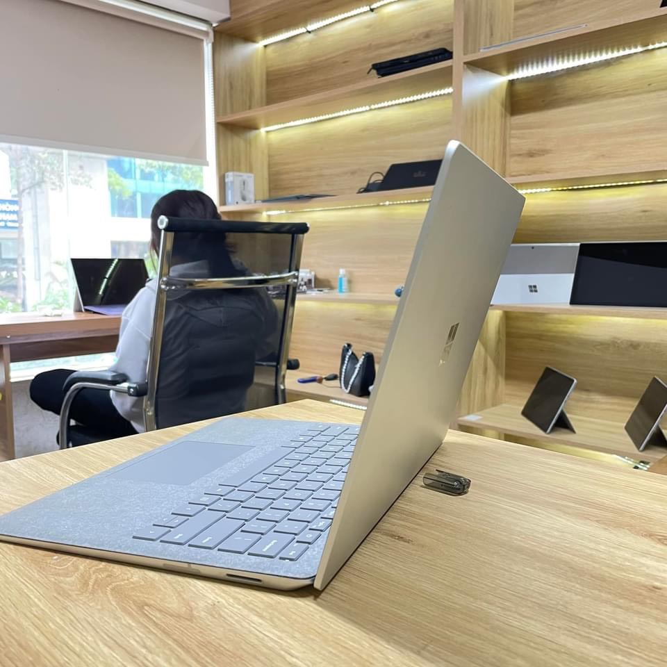 Microsoft Surface Laptop 2 i5/8GB/128GB (Likenew) 99%