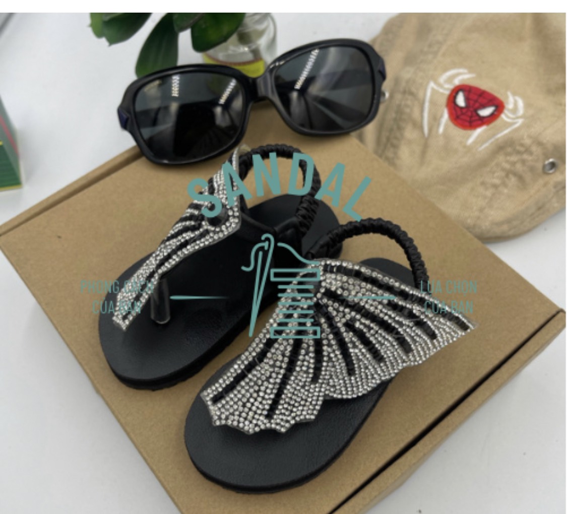 Sandal bé gái hình bươm bướm