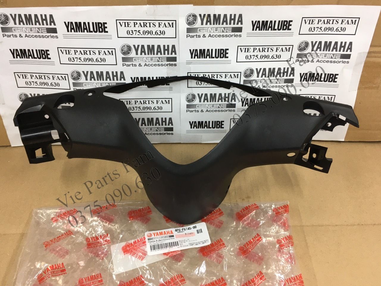 Bợ cổ/ ốp đầu sau xe Mio Ultimo , hàng din Yamaha mới 100%