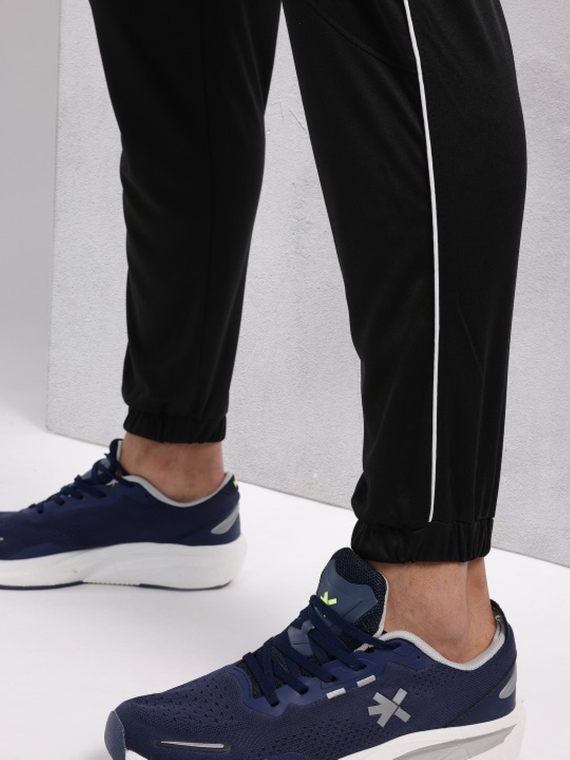 HRX%20by%20Hrithik%20Roshan%20Mid-Rise%20Rapid-Dry%20Training%20Joggers%20with%20Contrast%20Piping%20For%20Men%20-%20Image%207