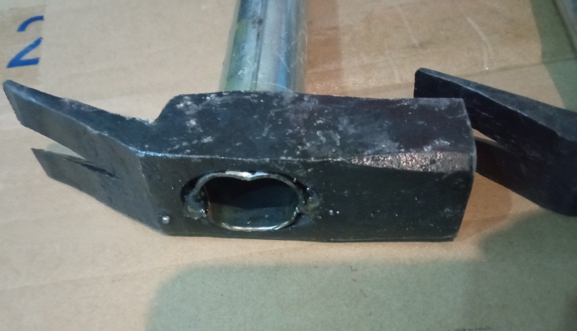 Búa nhổ đinh cán sắt loại trung