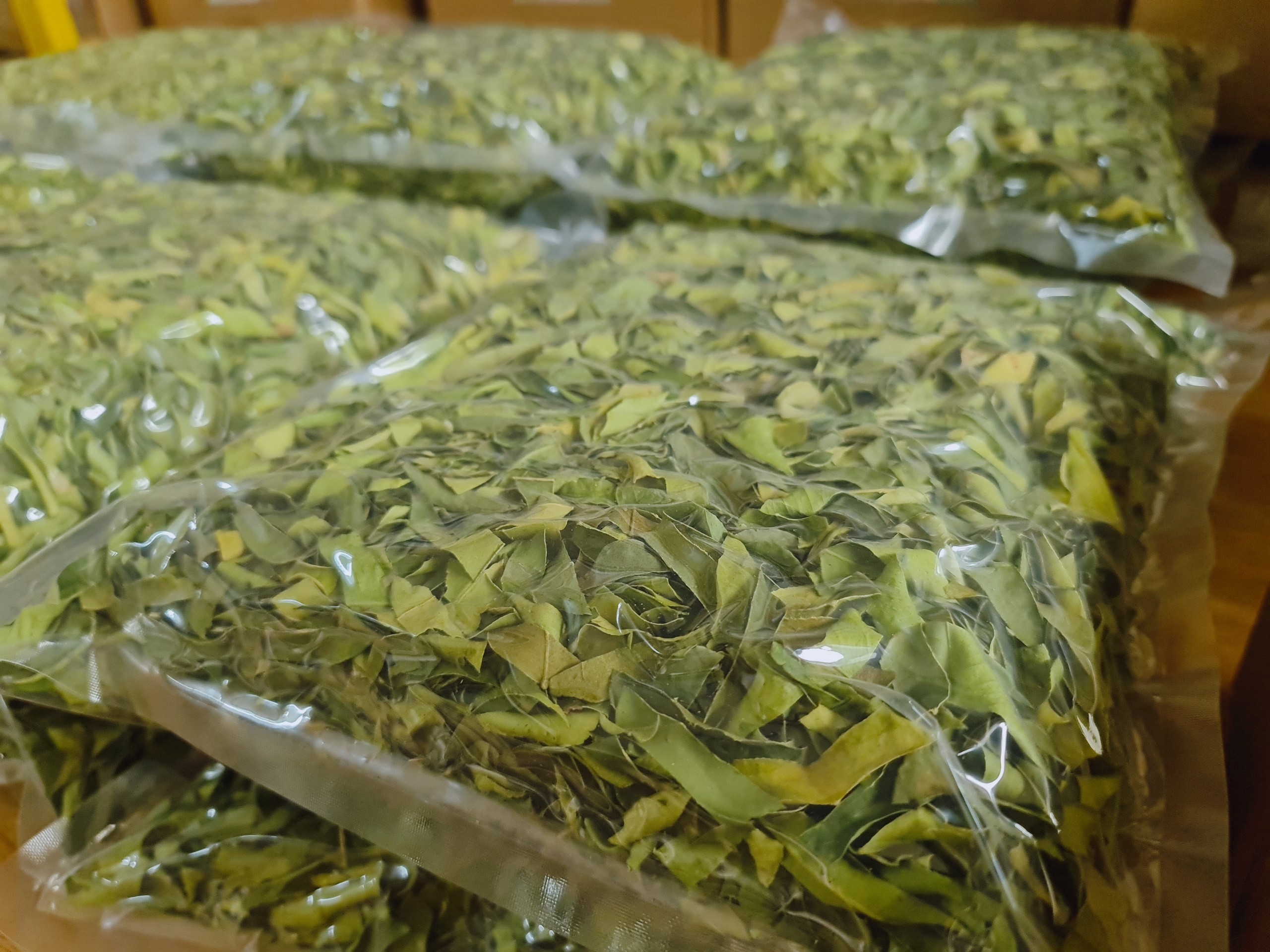 Lá Chanh Thái sấy khúc 1cm Việt Hiệp Gói 250g