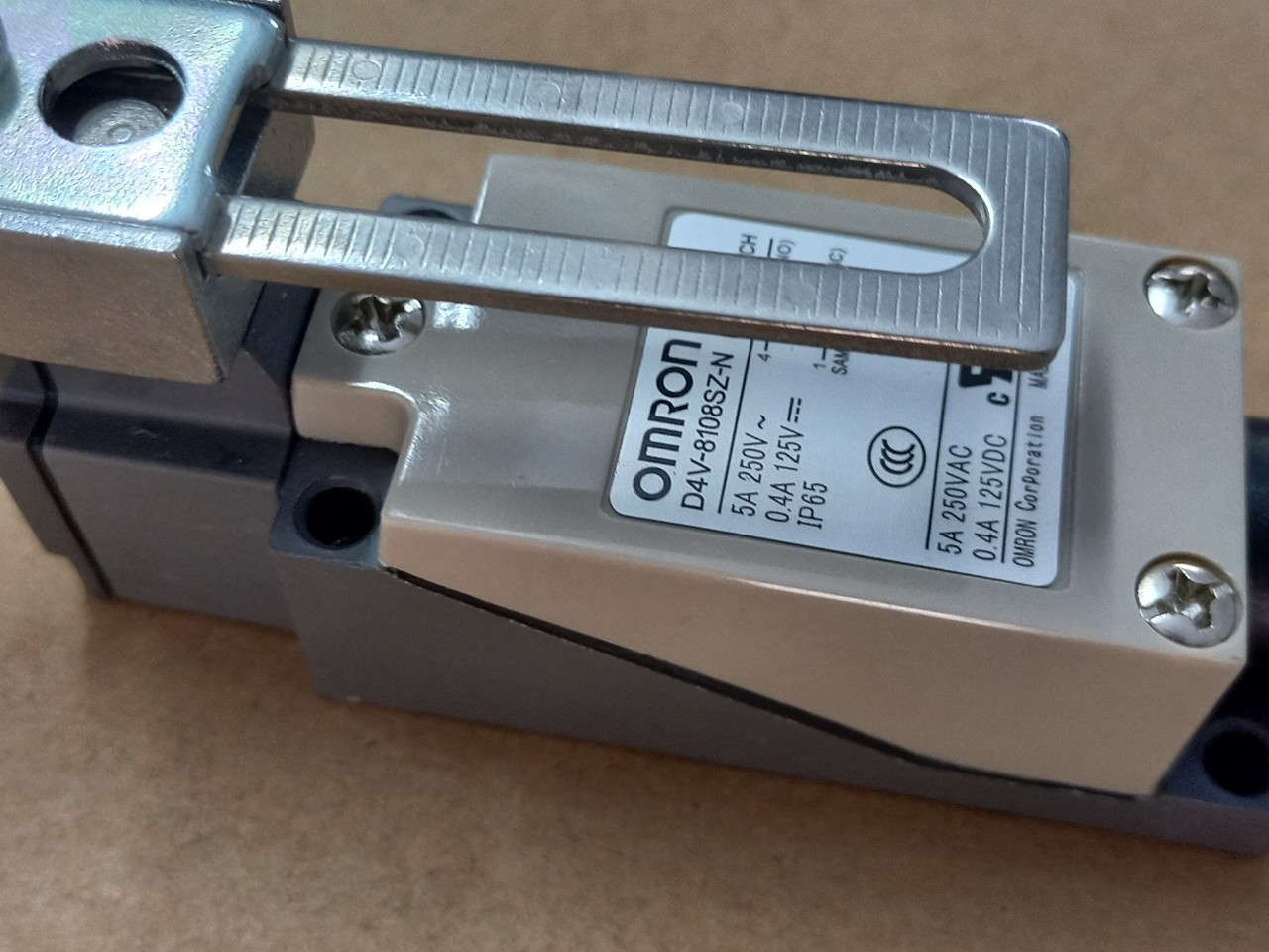 Công tắc hành trình D4V-8108SZ-N