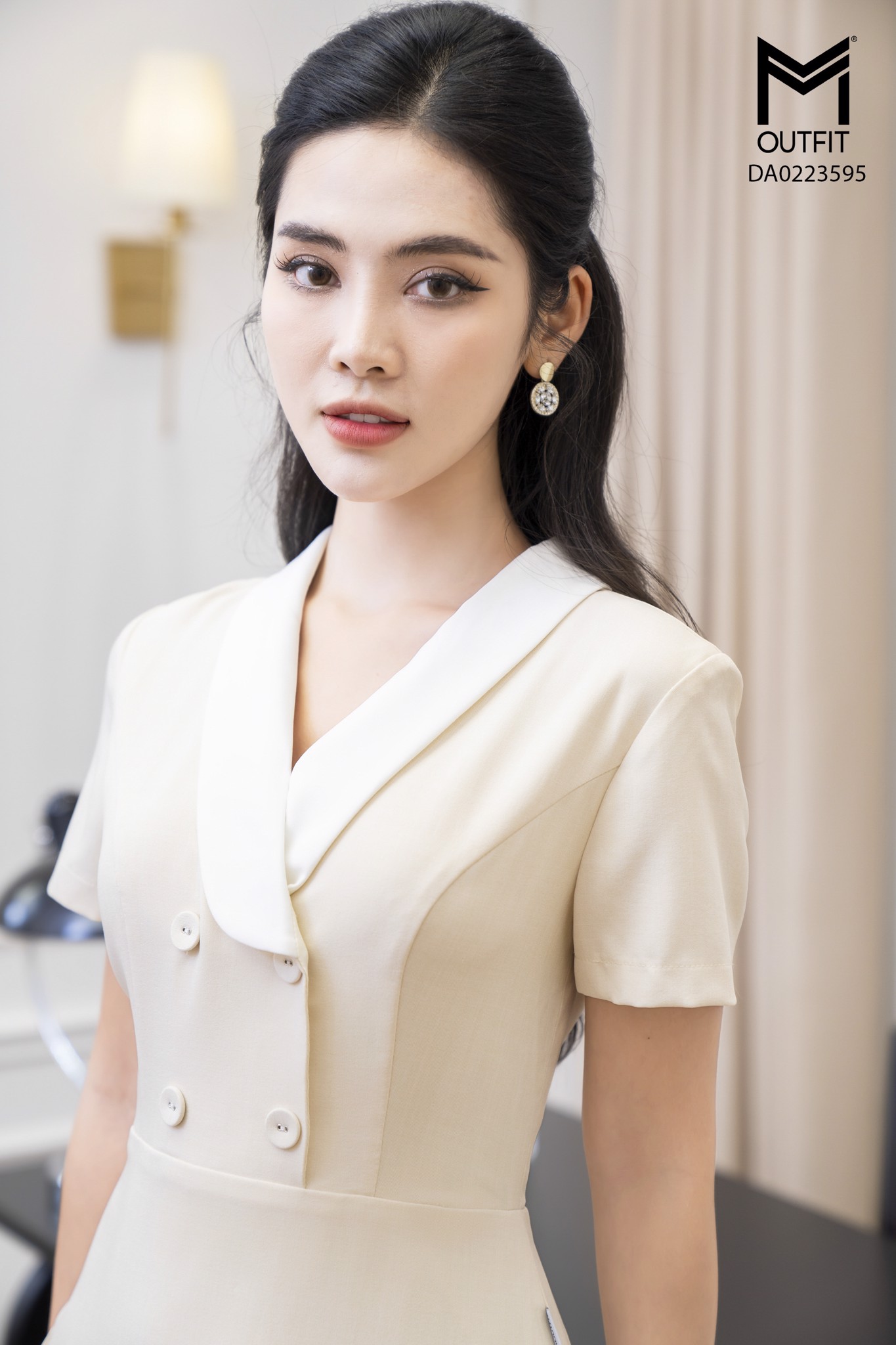 Đầm dáng xòe, phối cổ trắng, tùng dập ly