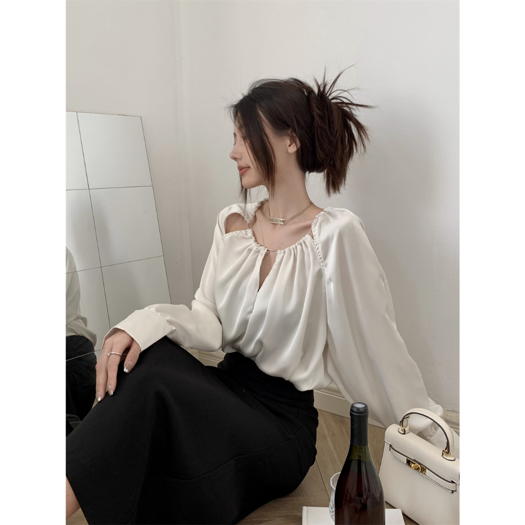 Porozi áo sơ mi vải satin cổ v tay dài hở vai phối dây xích cá tính